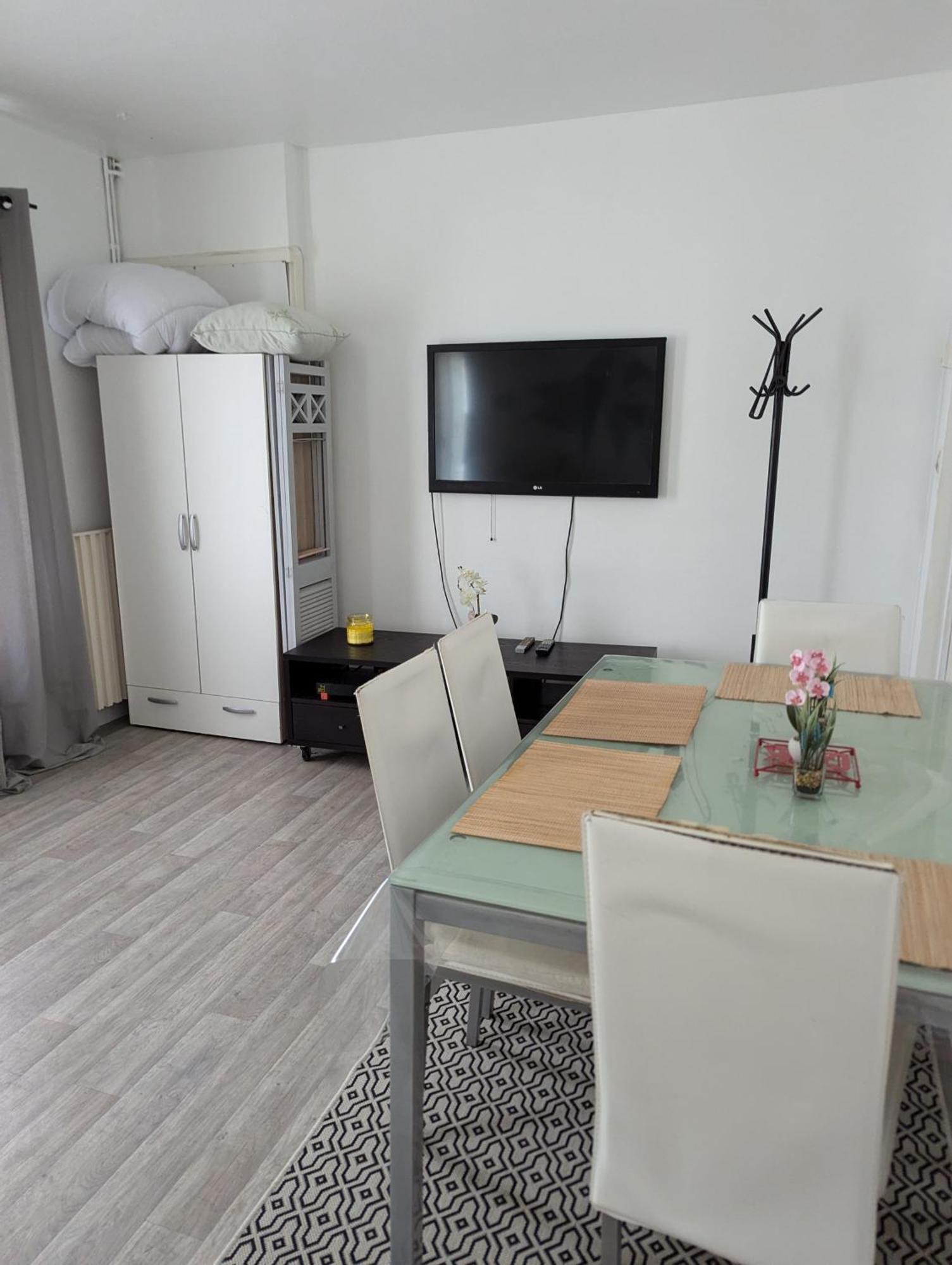 Ferienwohnung Barbusse Fleury-les-Aubrais Exterior foto